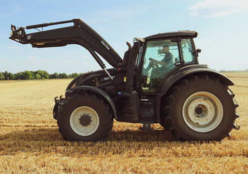 Traktor des Landwirtschaftsbetrieb Landhandel Ackermann